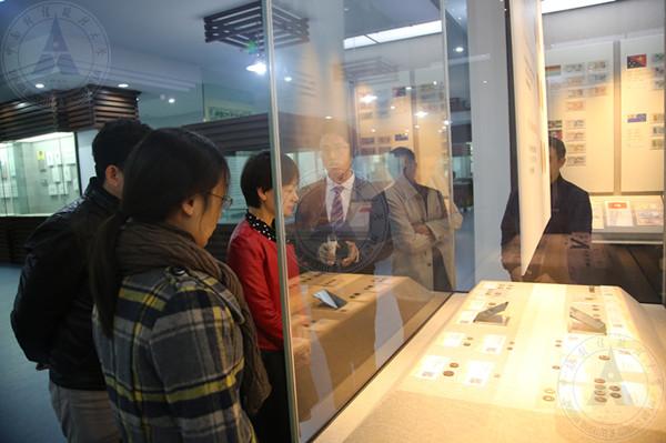 10.展柜参观场景_副本.jpg