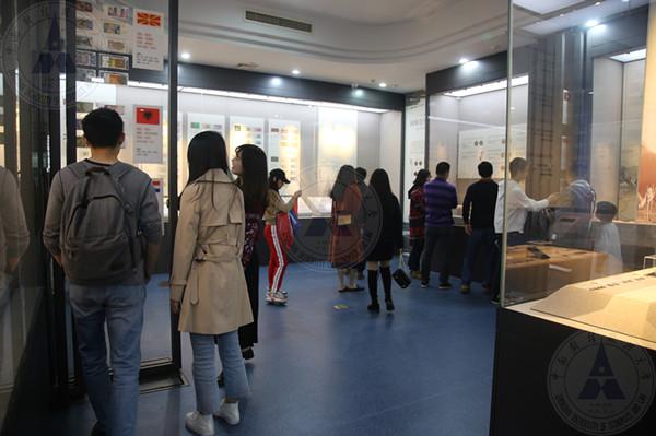 9.室内展厅参观场景_副本.jpg
